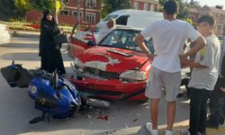 Trafikte korku dolu anlar: Otomobil ve motosiklet çarpıştı, 1 yaralı!
