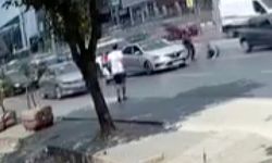 Trafikte şok anlar! Motosikletli sürücüden tek yumrukluk saldırı!