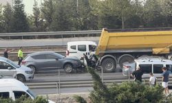 Vatandaşlar zamanla yarıştı... Motosiklet kamyona ok gibi saplandı!