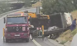 Virajı alamayan hafriyat kamyonu kayganlaşan zeminde devrildi