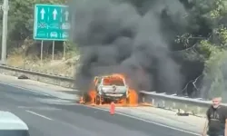 Otoyoldaki otomobilde çıkan yangın ormana sıçradı, ekipler müdahale ediyor