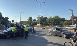 Yayaya yol verdi, araçlar birbirine girdi: Trafik felç oldu!