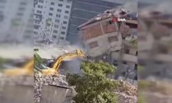 İş makinesi, yıktığı binanın altında kalmaktan son anda kurtuldu