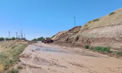Sulama kanalındaki çökme nedeniyle yol çöktü, ulaşıma kapandı