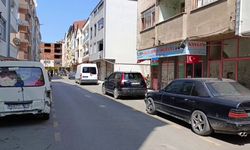 Yola fırlayan çocuk aracın altında kaldı