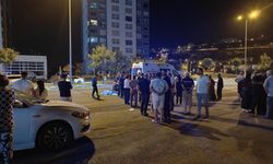 Yolun ortasında can pazarı... Yolun karşısına geçmeye çalışan kadına iki araç birden çarptı!