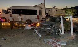 12 yaralı, şok anlar! Minibüs ve otomobil çarpıştı