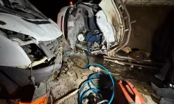Kamyonetler çarpıştığı kazada 2 kişi öldü 1 kişi yaralandı