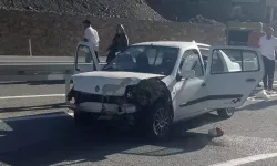 Otomobilin bariyerlere çarpması sonucu 2'si çocuk 5 kişi yaralandı