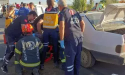 Ticari araca çarpan otomobildeki 1 kişi öldü, 5 kişi yaralandı