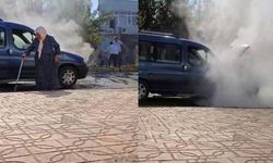 Seyir halindeki araba, yaşlı kadın içindeyken alev aldı