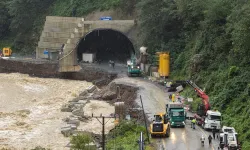 Ayder’e giden yol çöktü, deniz bloklarıyla yeniden yapılıyor!