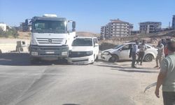 Beton mikseri, öğrenci servisi ve otomobil çarpıştı: 2 yaralı