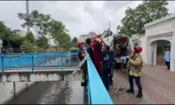 Kafenin çatısından dereye düşen çalışan kurtarıldı