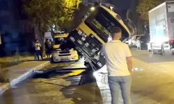 Çekiciden düşen minibüs yolda devrildi