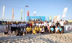 Çeşme'de plaj voleybolu rüzgarı esti