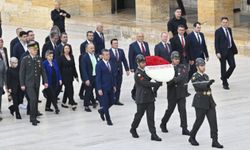 CHP Genel Başkanı Özel, yeni PM ve YDK üyeleriyle Anıtkabir'i ziyaret etti