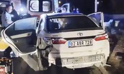 Feci kaza! Araç hurda yığınına döndü: 1 ölü, 3 ağır yaralı