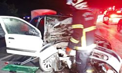 Feci kaza: Otomobil çeltik yüklü traktöre çarptı, 1 ölü 5 yaralı