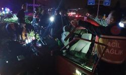 Feci kaza: Otomobil tıra arkadan çarptı, 1 ölü, 3 yaralı
