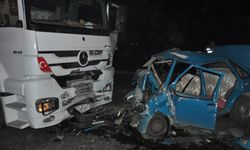 Feci kaza: Tır ve otomobil kafa kafaya çarpıştı, 3 ölü!