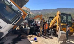 Freni boşalan kamyon faciaya yol açtı: Sürücüsü altında kalarak can verdi!