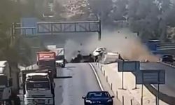 Tır kontrolden çıktı, bariyerleri yerinden söktü: Genç sürücü hayatını kaybetti!
