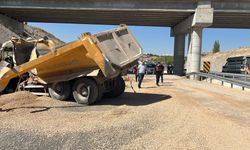 Hafriyat kamyonu istinat duvarına çarptı: 1 ölü