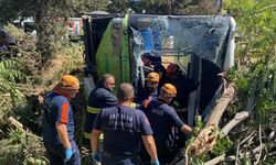 Halk otobüsünün devrilmesiyle sürücü hayatını kaybetti