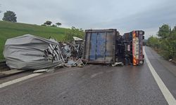 Hurda yüklü kamyon virajı alamayınca devrildi: Trafik felç oldu!