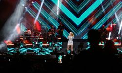 İEF'de Derya Uluğ coşkusu: İzmirlilere unutulmaz bir gece yaşattı