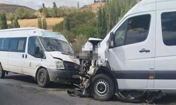 İki minibüs kafa kafaya çarpıştı: 13 kişi yaralandı