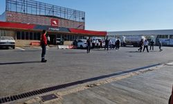 Kadınlar da dahil oldu: Akaryakıt istasyonunda “omuz atma” kavgası!