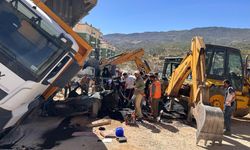 Kamyon, park halindeki otomobilin üzerine devrildi: 1 ölü