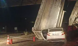 Damperi açılan kamyona arkadan otombil çarptı: 1 ölü, 3 yaralı