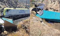 Feci kaza! İki yük treni kafa kafaya çarpıştı