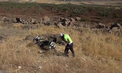 Kontrolden çıkan araç motosiklete çarptı: 1’i ağır 2 yaralı