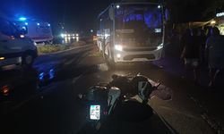 Korku dolu anlar! Tur otobüsü karşı şeride geçti, motosiklet sürücüsü yaralandı!