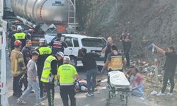 Korkunç kaza: Otomobil asit yüklü tankere Çarptı, 1’i bebek 5 yaralı