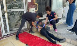 Madde bağımlısı kaldırıma yığıldı