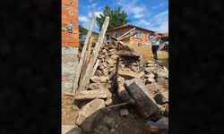 4.9 büyüklüğünde depremde 2 metruk evde çökmeler meydana geldi