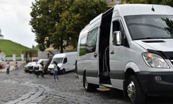 Tüfekle öğrenci servisi minibüsüne ateş açıldı; sürücü ve kızı yaralandı