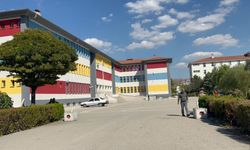 Okul bahçesinde şok anlar! Kapüşonlu saldırgan, okul müdürünü darp edip kaçtı