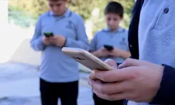 Okullarda akıllı telefon dönemi sona eriyor: 2026'da yasak başlıyor!
