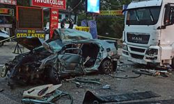 Otomobil park halindeki tıra çarptı:Çok sayıda ölü ve yaralılar var!