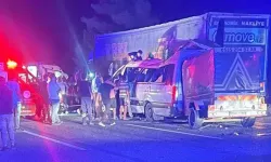 Otoyolda can pazarı! Tarım işçilerini taşıyan minibüs TIR’a çarptı, 3 ölü 16 yaralı!