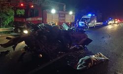 Otoyolda korkunç anlar: Otomobil kağıt gibi ezildi, 1 ölü 1 yaralı!
