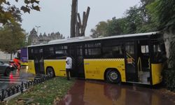 Sağanak yağış kaza getirdi! İETT otobüsü kaldırıma çıktı