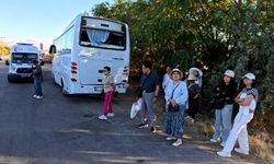 Tur midibüsü tırla çarpıştı: Turistler korku dolu anlar yaşadı