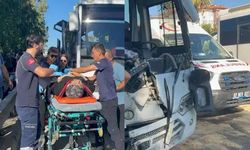 Tur otobüsüyle yolcu midibüsü çarpıştı: Çok sayıda yaralı var!